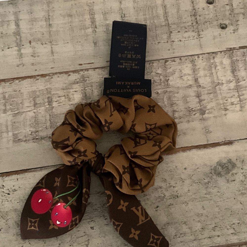 New! Louis Vuitton x Murakami 🍒collection
Silk hair scrunchies!! 2025🍒 - Picture 3 of 8